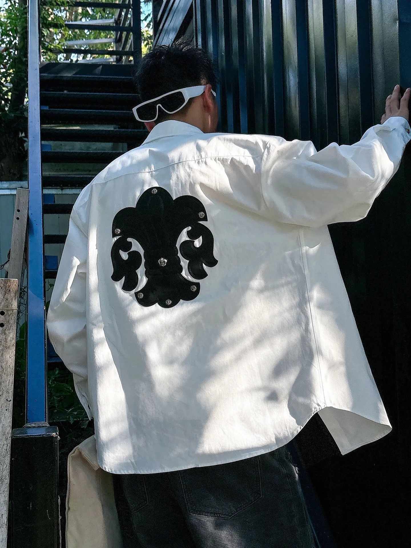 Pants P 520💰 Top P 500💰Chrome Hearts Leather Cross Leather Embroidery Shirt Jacket! OS version can be worn by both men and women! The fabric is made of twill gauze cotton fabric! The texture is clear and smooth, not easy to wrinkle or fade! The embroidery process is complex and repetitive, and the requirements for the embroidery machine are very strict. The distance is always 45 centimeters! It won’t work if the spacing is too big, and it won’t work if it’s too small! The hardware is all carved and cast. This piece of clothing consumes a lot of material. More than 3 meters of material is used for one piece of clothing! After the garment is made, it needs to be fixed at high temperature, washed at a water temperature of more than 70 degrees, and softened by adding softener to make the upper body softer and smoother!   Color: black white Size: m-3xl Style number: 5878